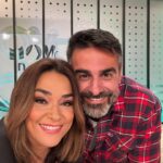 Toñi Moreno Instagram – 1. Postureo con mi director …  2. Su verdadera personalidad. En manos de este ser me encuentro 😂😂😂😂😍 lo adoro. @canalsurradiotv