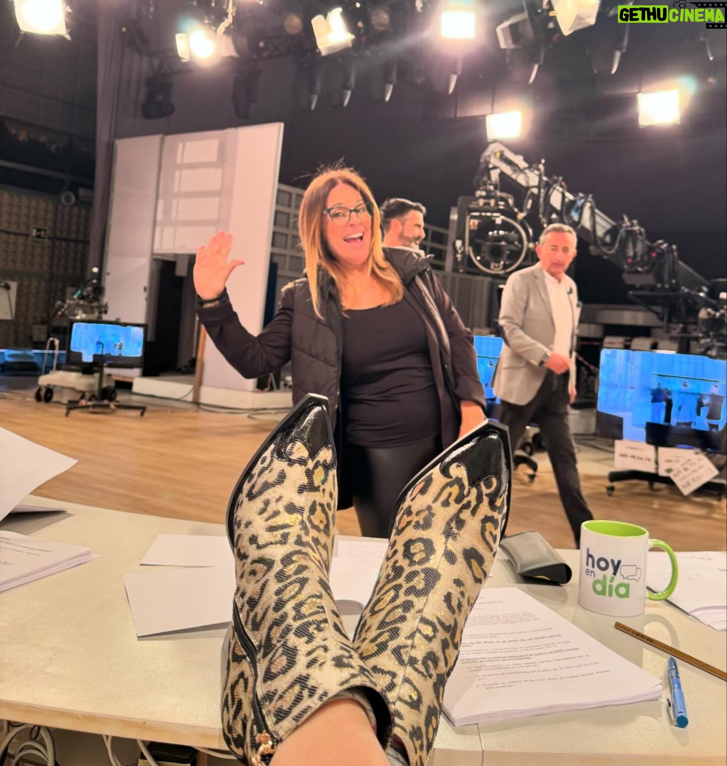 Toñi Moreno Instagram - Vamos a defender la alegría !!! Estilismo @lolacasademunt