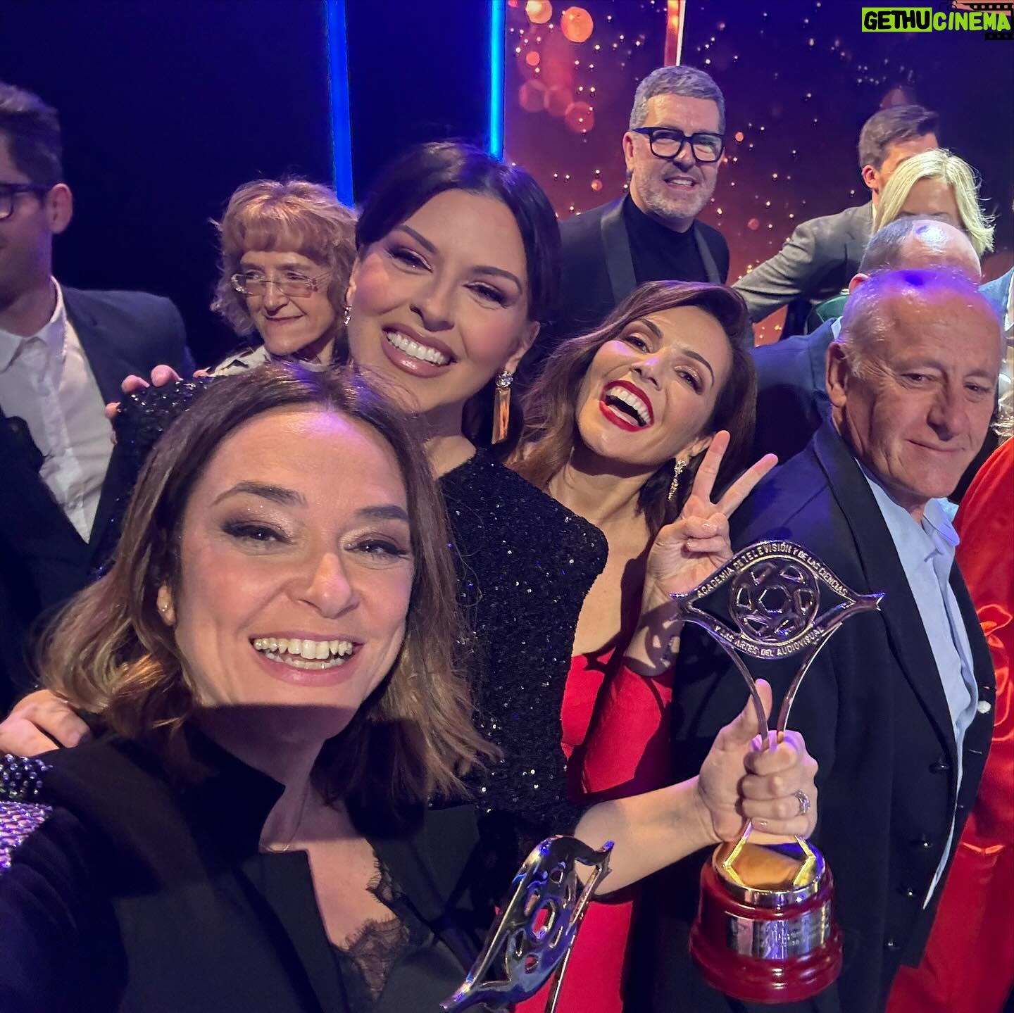 Toñi Moreno Instagram - Una noche inolvidable para la familia de @gentemaravillosa_tv @canalsurradiotv. Premios Irís !!!! Gracias a @academiadetv por reconocer nuestro trabajo. Estilismo @almudenaruizstylist @eneandeco__concept