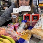 Toñi Moreno Instagram – Quieres saber cómo me he ahorrado más de 8€ en una compra de 25€?
Esta es mi lista de la compra ✅ Te aseguro que es real que se puede ahorrar mucho aprovechando las ofertas de la semana en mi tienda Dia.

Espaguetis Al Diante 500g – 0,59€
Salsa Boloñesa Al Diante – 1,29€
Pechuga de pollo 300g – 3,59€
Filetes de lomo 300g – 2,09€
Caldo de Cocido y Pollo con Jamón Ibérico (2ª ud. al 70%) – 2,59€
Pétalos de jamón – 1,99€
Queso tierno en lonchas El Cencerro – 1,84€
Pan de molde rústico El Molino – 1,34€
Danoninos (2ª ud al 50%) – 2,16€
Galletas María Integrales – 1,27€
Salchichas Wieners (2ª ud. al 70%) – 1,81€
Kombucha de limón y Jengibre – 1,39€
1 Kg de manzana roja – 1,99€
1 Kg de plátano de Canarias – 1,49€

Todo por, 25,46€, por ser del Club Dia me ahorro 6,05€ ¡y en total me ahorro 8,79€!
No está mal no? Aprovecha tú también las ofertas cada semana 🛒 en tu tienda Dia
Y luego vas y me lo cuentas 😀😀😀