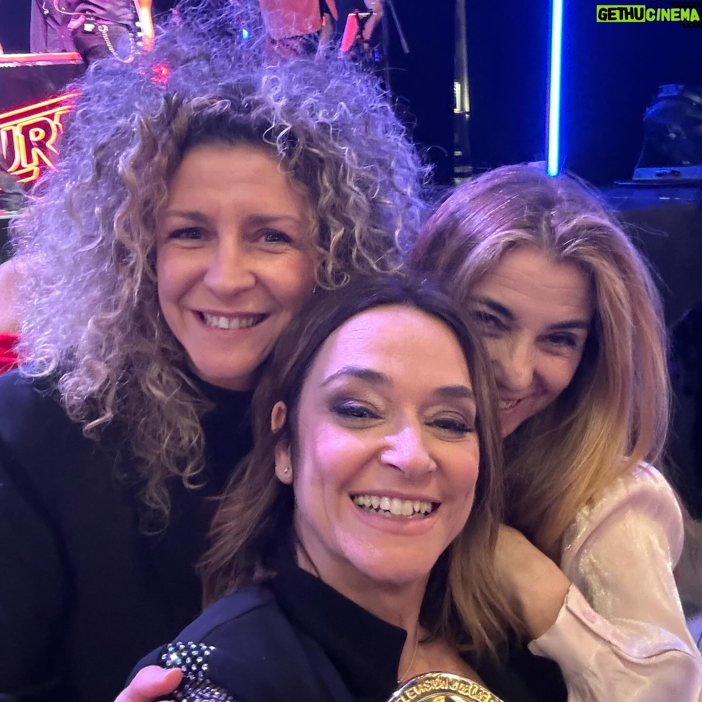 Toñi Moreno Instagram - Una noche inolvidable para la familia de @gentemaravillosa_tv @canalsurradiotv. Premios Irís !!!! Gracias a @academiadetv por reconocer nuestro trabajo. Estilismo @almudenaruizstylist @eneandeco__concept