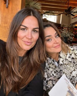 Toñi Moreno Instagram - De la serie “No sé qué haría sin ellas. Mis amigas“. Dña Manuela Bautista. Mi Nela. Más de veinte años de amor, confianza, lealtad y mucha VERDAD. Lo que más coraje me da es lo bien que está llegando a la madurez jajajajajjajajajaja. Te amo @manuelabautista77