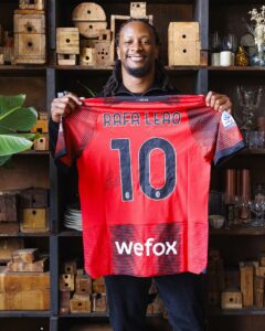 Todd Gurley Instagram - NFL meets Serie A! @tg4hunnid’s passion for AC Milan shines on CBS’ “Kickin’ It” 🇺🇸 🇮🇹 #SempreMilan