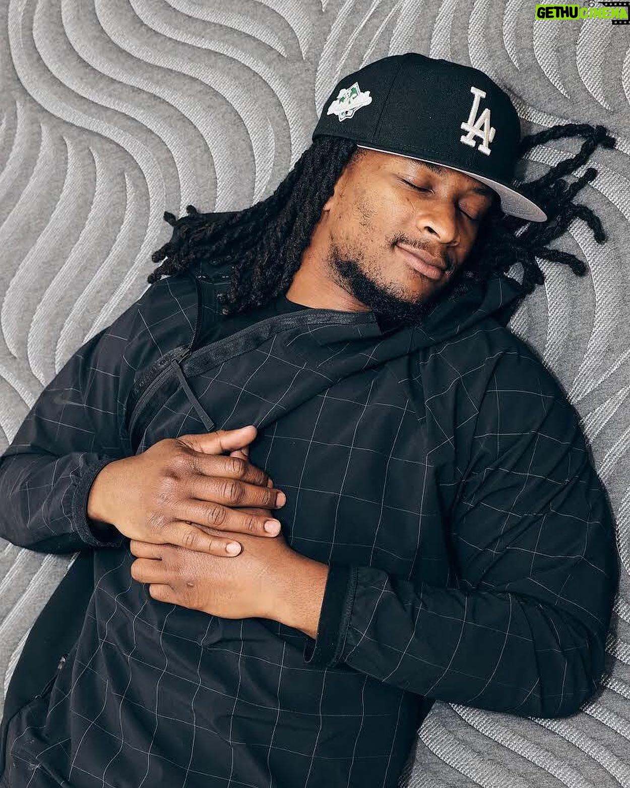 Todd Gurley Instagram - All smiles when I’m chilling on my @sleepgalleria massage chair and mattress set ‼️ #GreatSleepMadeEasy #Ad