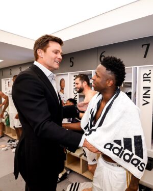 Tom Brady Instagram - 🇪🇸 🏴󠁧󠁢󠁥󠁮󠁧󠁿 🇧🇷 🇩🇪 🇺🇸 ♥️
El Classico!! I’ve watched this match on television for many years and what a game it was last night. I am always grateful for moments like last night where I am able to watch others live their dream and come together as a team to accomplish lifelong goals. Being able to watch and appreciate greatness from athletes across the world is inspiring for us all. Sports bring so many people together and gives us something to look forward to. Hope, joy, and success are emotions that make life worth living. The future is in great hands with these young superstars and I wish them the best in their pursuit of glory for their families, teams, and countries they represent. Congrats Real Madrid for a great season. And to Barcelona for such a valiant effort last night. 

PS We’ll hold your parking spot in Birmingham, Jude #KRO😉😂