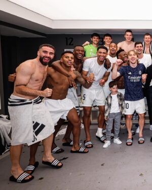 Tom Brady Instagram - 🇪🇸 🏴󠁧󠁢󠁥󠁮󠁧󠁿 🇧🇷 🇩🇪 🇺🇸 ♥️
El Classico!! I’ve watched this match on television for many years and what a game it was last night. I am always grateful for moments like last night where I am able to watch others live their dream and come together as a team to accomplish lifelong goals. Being able to watch and appreciate greatness from athletes across the world is inspiring for us all. Sports bring so many people together and gives us something to look forward to. Hope, joy, and success are emotions that make life worth living. The future is in great hands with these young superstars and I wish them the best in their pursuit of glory for their families, teams, and countries they represent. Congrats Real Madrid for a great season. And to Barcelona for such a valiant effort last night. 

PS We’ll hold your parking spot in Birmingham, Jude #KRO😉😂
