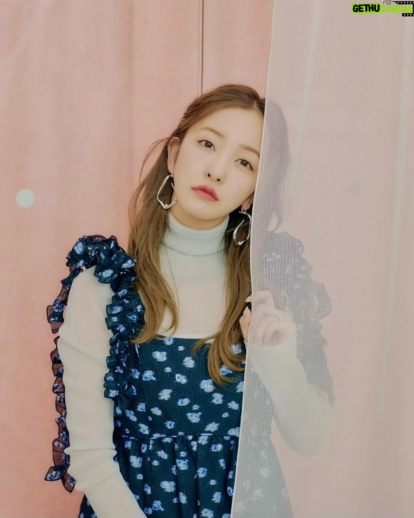 Tomomi Itano Instagram - ZOZO初のリアル店舗 『niaulab by ZOZO』に行ってきたよー🌸 何枚目がすき?🫶🏻 ここでは、プロのスタイリストさんやヘアメイクさんに パーソナルスタイリングやヘアメイクをしてもらって 自分の"似合う"をみつけられる、スペシャルな空間です😳💕 今回はあのマッシュグループとのコラボ企画✨ MASHの中では特に【FrayI.DとSNIDEL】が好きなんだけど、 今回マッシュグループのアパレル&コスメ計14ブランドで、 私にぴったりな新しいスタイリングを提案してもらいました🎀 いつもの私とは違った新しいスタイリングで参考になった👀 niaulabでは、2時間以上1人のお客様のために貸切で、 しかもまさかの無料なの🫣🩷🩷🩷 毎月1日に翌月分の応募期間が始まるのでぜひみんなチェックしてね! @niaulab_by_zozo #niaulab #似合うラボ