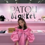 Tomomi Itano Instagram - 大好きなPATOU POP UPへ🩷🎀🦩 日本初のパトゥマーケットなの ピンクの世界観がタイプすぎました PATOUのTシャツやキャップに名前も入れれるんだよ🫶🏻 tomoって入れてもらった🎟️ そして、私のお母さん的存在（お母さんって言われたら怒られる😳） だいすきな、タキさん💕 阪急うめだ本店3階 に 4月2日まで期間限定OPEN中🌷 #Patoumarket #Patouxhenricharpentier #パトゥマーケット #パトゥxアンリシャルパンティエ