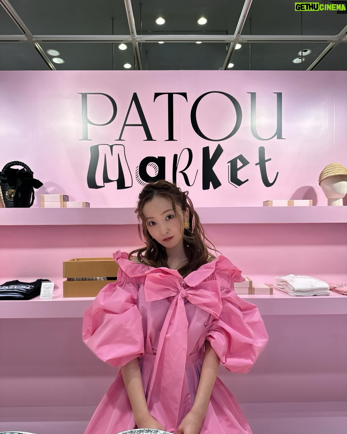 Tomomi Itano Instagram - 大好きなPATOU POP UPへ🩷🎀🦩 日本初のパトゥマーケットなの ピンクの世界観がタイプすぎました PATOUのTシャツやキャップに名前も入れれるんだよ🫶🏻 tomoって入れてもらった🎟️ そして、私のお母さん的存在(お母さんって言われたら怒られる😳) だいすきな、タキさん💕 阪急うめだ本店3階 に 4月2日まで期間限定OPEN中🌷 #Patoumarket #Patouxhenricharpentier #パトゥマーケット #パトゥxアンリシャルパンティエ