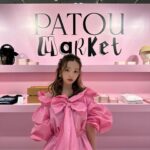 Tomomi Itano Instagram - 大好きなPATOU POP UPへ🩷🎀🦩 日本初のパトゥマーケットなの ピンクの世界観がタイプすぎました PATOUのTシャツやキャップに名前も入れれるんだよ🫶🏻 tomoって入れてもらった🎟️ そして、私のお母さん的存在（お母さんって言われたら怒られる😳） だいすきな、タキさん💕 阪急うめだ本店3階 に 4月2日まで期間限定OPEN中🌷 #Patoumarket #Patouxhenricharpentier #パトゥマーケット #パトゥxアンリシャルパンティエ