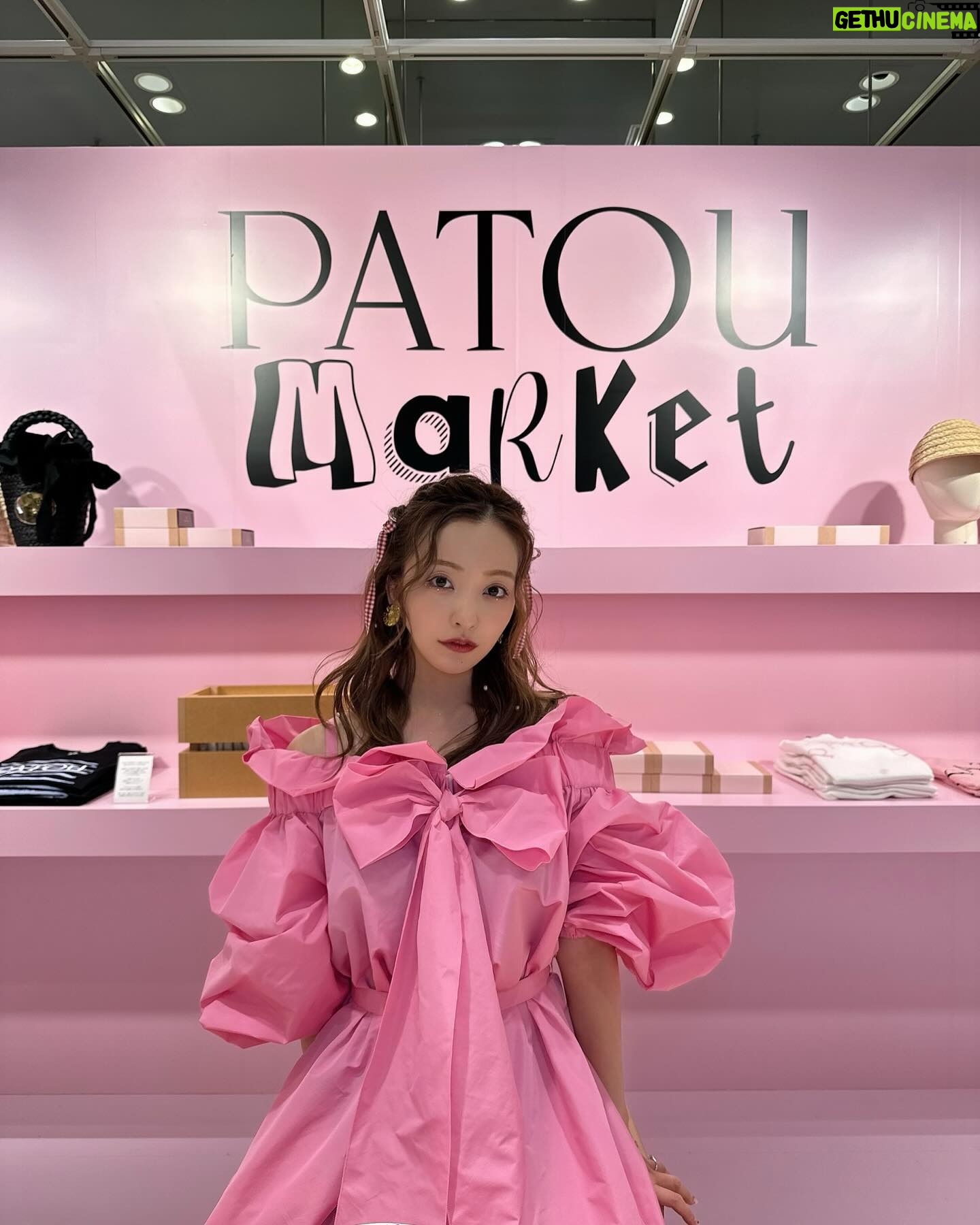 Tomomi Itano Instagram - 大好きなPATOU POP UPへ🩷🎀🦩 日本初のパトゥマーケットなの ピンクの世界観がタイプすぎました PATOUのTシャツやキャップに名前も入れれるんだよ🫶🏻 tomoって入れてもらった🎟️ そして、私のお母さん的存在(お母さんって言われたら怒られる😳) だいすきな、タキさん💕 阪急うめだ本店3階 に 4月2日まで期間限定OPEN中🌷 #Patoumarket #Patouxhenricharpentier #パトゥマーケット #パトゥxアンリシャルパンティエ
