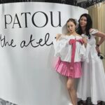 Tomomi Itano Instagram - PATOU 伊勢丹popupへ🩰 大好きなピンクとホワイトコーデに🦩‎🤍‪🎀 🐩 どれすき？💕 リボンにイニシャルが入れられるんだけど、"Tomo"のTMにしてみたよ 5月7日までやってるみたい🫶🏻 @Patou @GuillaumeMarcDamienHenry #patou #patouatelier #パトゥ #パトゥアトリエ #pr