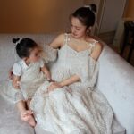 Tomomi Itano Instagram - 私が関コレで着ていたdressも実は ベビとお揃いなんです🫶🏻 生地にこだわって、手触りもしっとりしていて、 小さいリボンがたくさんついてる可愛い生地に。 肩紐のリボンの形や、袖が取り外しできるところもポイント🤍 こちらの発売も29日です♪イベントで実際に見ていただくことも可能です🎀 イベントのご予約は今日STARTなので、お早めに🌹 なんまいめ？🤍🤍🤍 @babyrosyluce