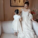 Tomomi Itano Instagram - 私が関コレで着ていたdressも実は ベビとお揃いなんです🫶🏻 生地にこだわって、手触りもしっとりしていて、 小さいリボンがたくさんついてる可愛い生地に。 肩紐のリボンの形や、袖が取り外しできるところもポイント🤍 こちらの発売も29日です♪イベントで実際に見ていただくことも可能です🎀 イベントのご予約は今日STARTなので、お早めに🌹 なんまいめ？🤍🤍🤍 @babyrosyluce