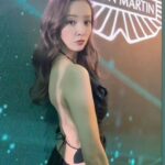 Tomomi Itano Instagram - Aston Martin Ginza Grand Opening Reception✨ なんまいめ？🎞️ 007シリーズが好きなので憧れの車✨ hairmake @kenji_hairmake stylist @nattunki #astonmartinginza @astonmartin