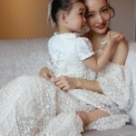 Tomomi Itano Instagram - 私が関コレで着ていたdressも実は ベビとお揃いなんです🫶🏻 生地にこだわって、手触りもしっとりしていて、 小さいリボンがたくさんついてる可愛い生地に。 肩紐のリボンの形や、袖が取り外しできるところもポイント🤍 こちらの発売も29日です♪イベントで実際に見ていただくことも可能です🎀 イベントのご予約は今日STARTなので、お早めに🌹 なんまいめ？🤍🤍🤍 @babyrosyluce