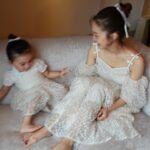 Tomomi Itano Instagram - 私が関コレで着ていたdressも実は ベビとお揃いなんです🫶🏻 生地にこだわって、手触りもしっとりしていて、 小さいリボンがたくさんついてる可愛い生地に。 肩紐のリボンの形や、袖が取り外しできるところもポイント🤍 こちらの発売も29日です♪イベントで実際に見ていただくことも可能です🎀 イベントのご予約は今日STARTなので、お早めに🌹 なんまいめ？🤍🤍🤍 @babyrosyluce