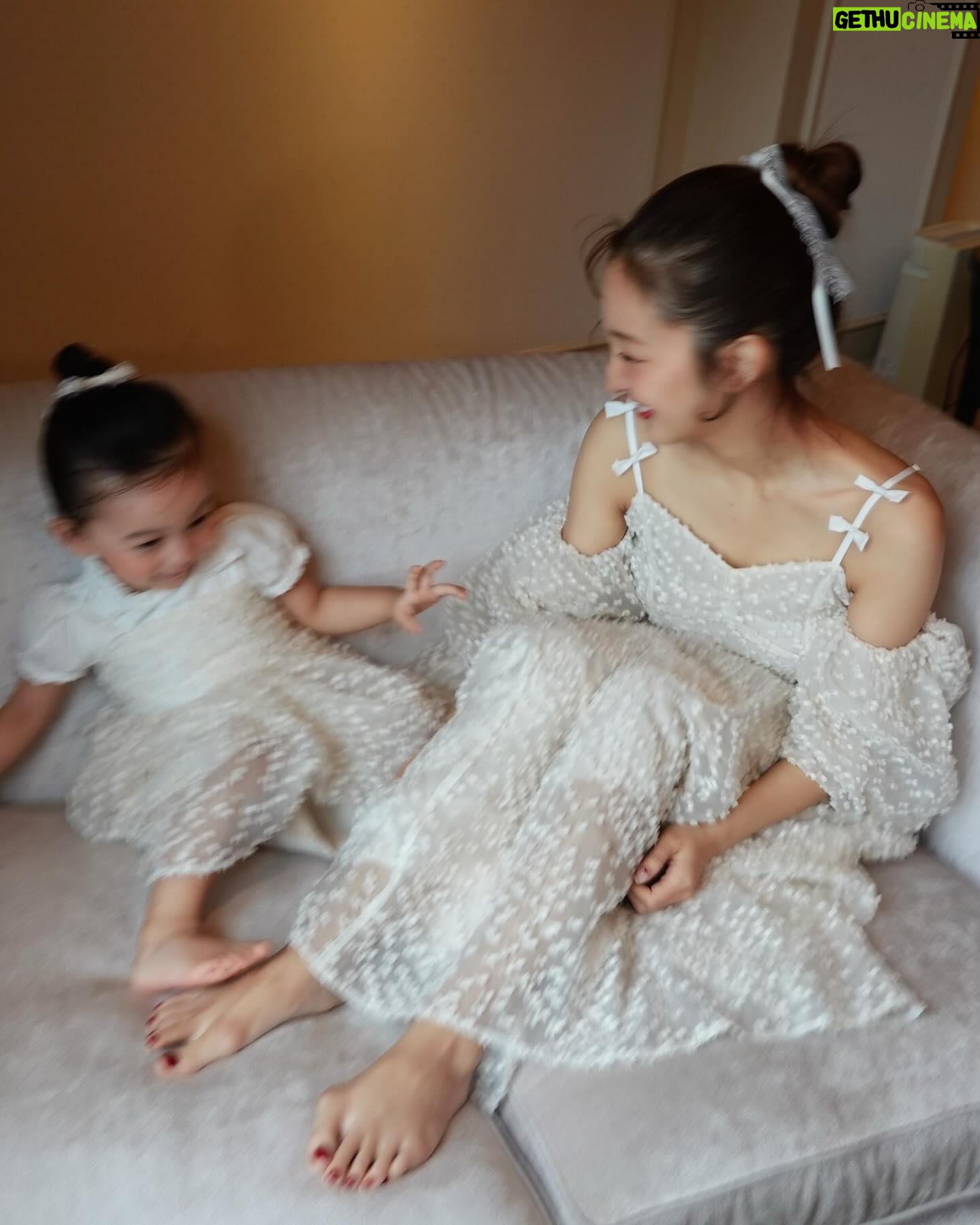 Tomomi Itano Instagram - 私が関コレで着ていたdressも実は ベビとお揃いなんです🫶🏻 生地にこだわって、手触りもしっとりしていて、 小さいリボンがたくさんついてる可愛い生地に。 肩紐のリボンの形や、袖が取り外しできるところもポイント🤍 こちらの発売も29日です♪イベントで実際に見ていただくことも可能です🎀 イベントのご予約は今日STARTなので、お早めに🌹 なんまいめ?🤍🤍🤍 @babyrosyluce