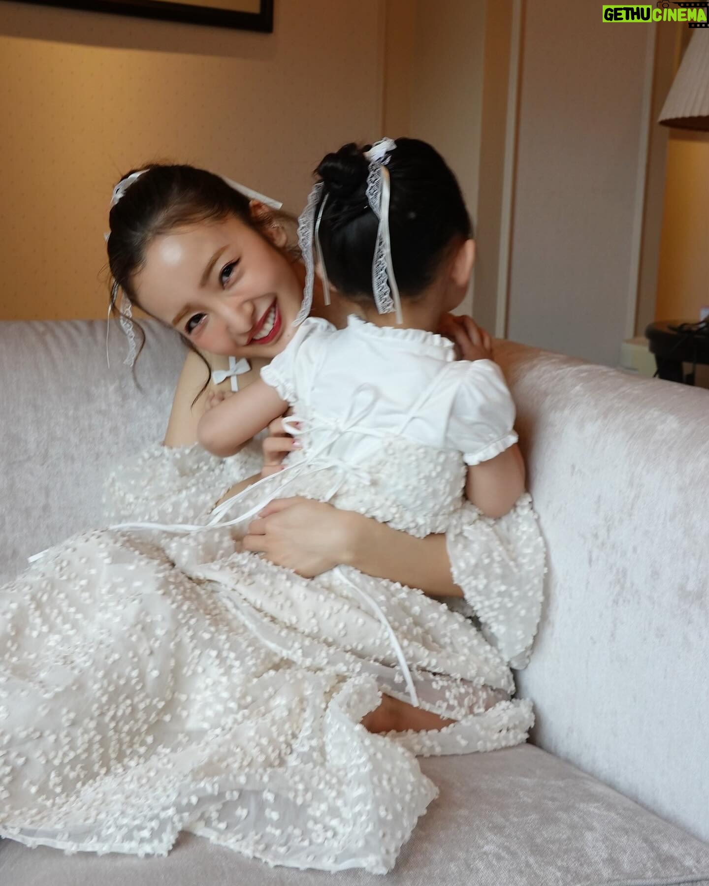 Tomomi Itano Instagram - 私が関コレで着ていたdressも実は ベビとお揃いなんです🫶🏻 生地にこだわって、手触りもしっとりしていて、 小さいリボンがたくさんついてる可愛い生地に。 肩紐のリボンの形や、袖が取り外しできるところもポイント🤍 こちらの発売も29日です♪イベントで実際に見ていただくことも可能です🎀 イベントのご予約は今日STARTなので、お早めに🌹 なんまいめ?🤍🤍🤍 @babyrosyluce
