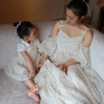 Tomomi Itano Instagram - 私が関コレで着ていたdressも実は ベビとお揃いなんです🫶🏻 生地にこだわって、手触りもしっとりしていて、 小さいリボンがたくさんついてる可愛い生地に。 肩紐のリボンの形や、袖が取り外しできるところもポイント🤍 こちらの発売も29日です♪イベントで実際に見ていただくことも可能です🎀 イベントのご予約は今日STARTなので、お早めに🌹 なんまいめ？🤍🤍🤍 @babyrosyluce