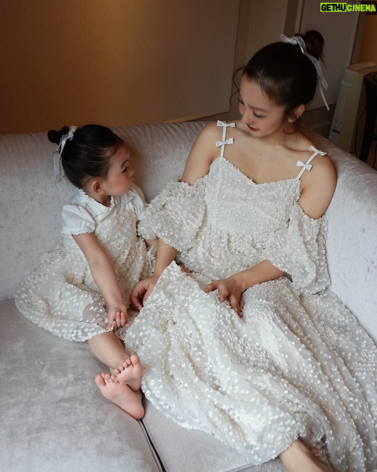 Tomomi Itano Instagram - 私が関コレで着ていたdressも実は ベビとお揃いなんです🫶🏻 生地にこだわって、手触りもしっとりしていて、 小さいリボンがたくさんついてる可愛い生地に。 肩紐のリボンの形や、袖が取り外しできるところもポイント🤍 こちらの発売も29日です♪イベントで実際に見ていただくことも可能です🎀 イベントのご予約は今日STARTなので、お早めに🌹 なんまいめ?🤍🤍🤍 @babyrosyluce