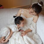 Tomomi Itano Instagram - 私が関コレで着ていたdressも実は ベビとお揃いなんです🫶🏻 生地にこだわって、手触りもしっとりしていて、 小さいリボンがたくさんついてる可愛い生地に。 肩紐のリボンの形や、袖が取り外しできるところもポイント🤍 こちらの発売も29日です♪イベントで実際に見ていただくことも可能です🎀 イベントのご予約は今日STARTなので、お早めに🌹 なんまいめ？🤍🤍🤍 @babyrosyluce