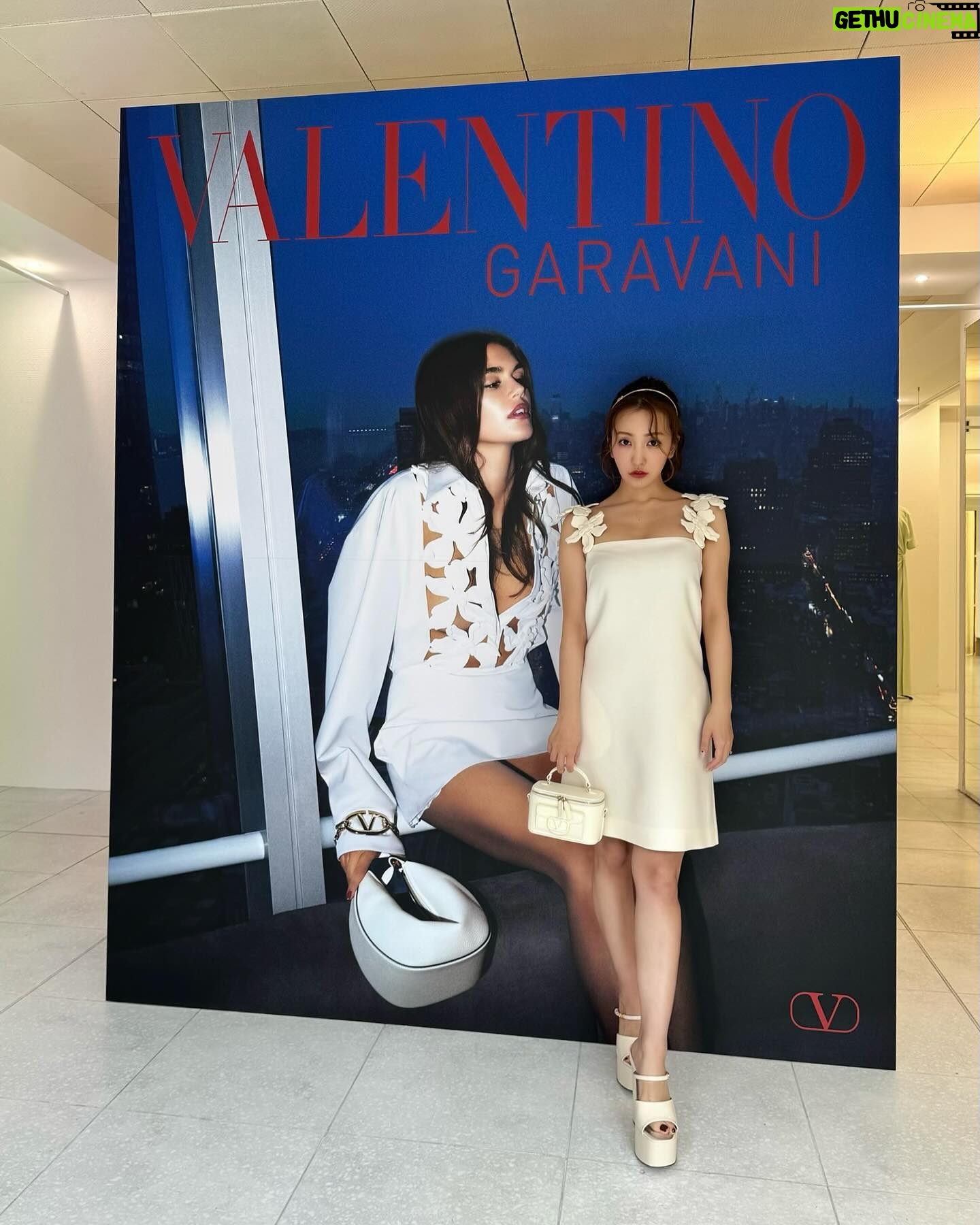 Tomomi Itano Instagram - Valentino L’École Collection pop up store at IZA Tokyo ひと足早く🖤素敵なコレクションでした。 中でも、私が着てるドレスの肩のストラップ部分が花モチーフのデザインで 今季のコレクションの様々な部分にこのデザインが施されていました ほんとに、可愛かった😳 何枚目がすき?🗝💭 明日4月14日~5月16日(木) 11時ー20時 IZA Tokyo 1F 東京都港区南青山5-8-3 03-3486-0013 #ValentinoLÉcole #VALENTINOxIZA #IZA #IZATokyo @iza_official @tanakataki