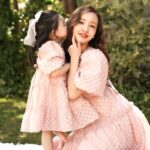 Tomomi Itano Instagram - 形違いのピンク&ホワイトdressもあります🎀 ホワイトのdressリボンはベビママどっちも黒です🫶🏻 今サンプルでベビのリボンがホワイトですが、ブラックになります🖤 ベビのdressサイズ展開は　85 95 105 です🍓 ベビがいない方もdressめっちゃ可愛いので、ぜひ♪ New dress販売は、29日今週金曜日17時STARTです🩰🧴🎟️ @babyrosyluce #BabyRosyluce #ベビママ