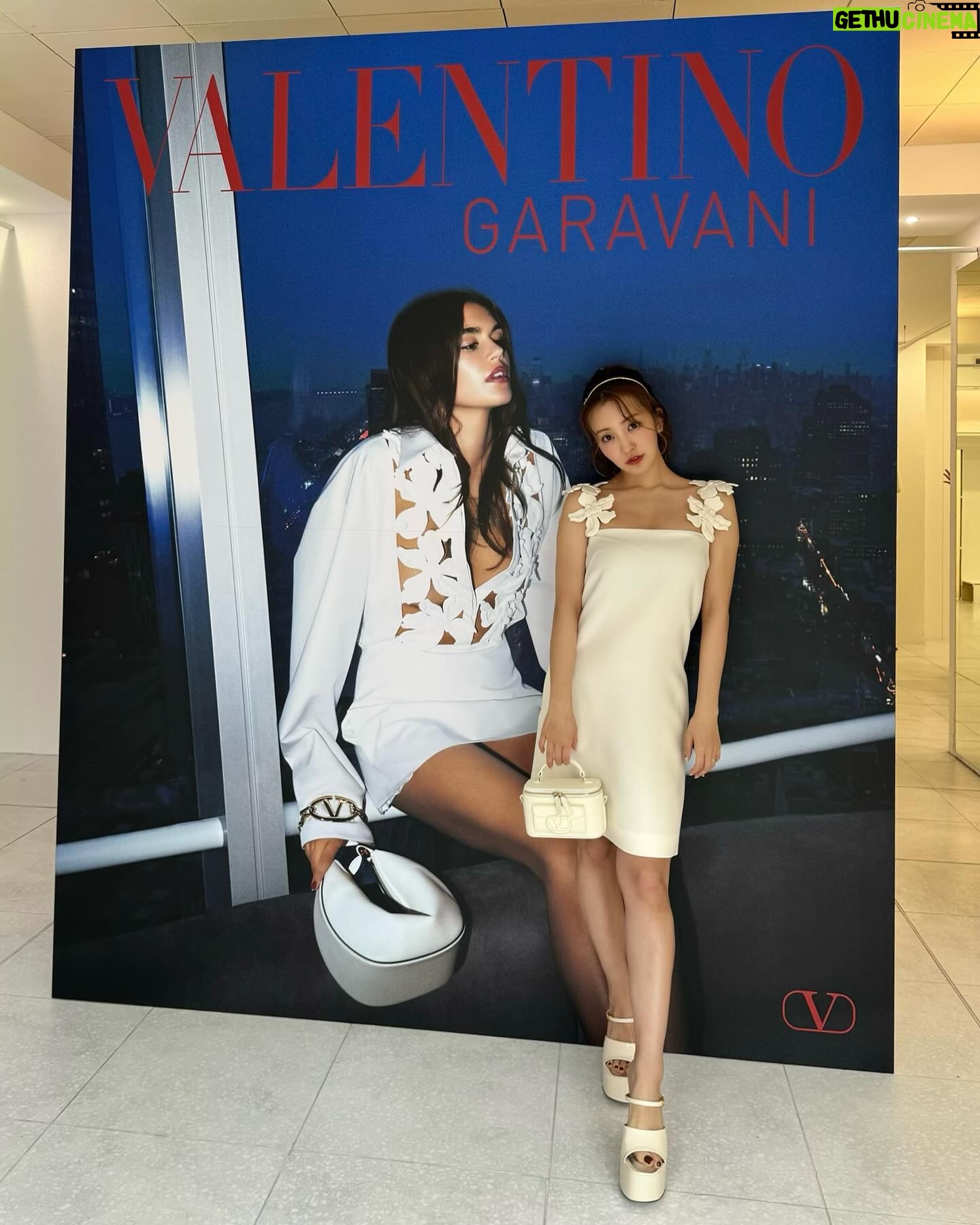 Tomomi Itano Instagram - Valentino L’École Collection pop up store at IZA Tokyo ひと足早く🖤素敵なコレクションでした。 中でも、私が着てるドレスの肩のストラップ部分が花モチーフのデザインで 今季のコレクションの様々な部分にこのデザインが施されていました ほんとに、可愛かった😳 何枚目がすき?🗝💭 明日4月14日~5月16日(木) 11時ー20時 IZA Tokyo 1F 東京都港区南青山5-8-3 03-3486-0013 #ValentinoLÉcole #VALENTINOxIZA #IZA #IZATokyo @iza_official @tanakataki