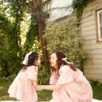 Tomomi Itano Instagram - 形違いのピンク&ホワイトdressもあります🎀 ホワイトのdressリボンはベビママどっちも黒です🫶🏻 今サンプルでベビのリボンがホワイトですが、ブラックになります🖤 ベビのdressサイズ展開は　85 95 105 です🍓 ベビがいない方もdressめっちゃ可愛いので、ぜひ♪ New dress販売は、29日今週金曜日17時STARTです🩰🧴🎟️ @babyrosyluce #BabyRosyluce #ベビママ