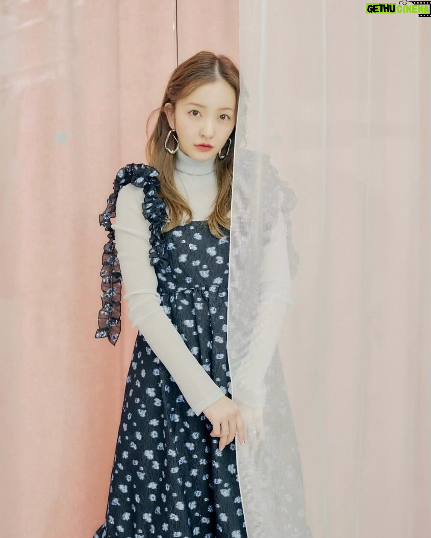 Tomomi Itano Instagram - ZOZO初のリアル店舗 『niaulab by ZOZO』に行ってきたよー🌸 何枚目がすき?🫶🏻 ここでは、プロのスタイリストさんやヘアメイクさんに パーソナルスタイリングやヘアメイクをしてもらって 自分の"似合う"をみつけられる、スペシャルな空間です😳💕 今回はあのマッシュグループとのコラボ企画✨ MASHの中では特に【FrayI.DとSNIDEL】が好きなんだけど、 今回マッシュグループのアパレル&コスメ計14ブランドで、 私にぴったりな新しいスタイリングを提案してもらいました🎀 いつもの私とは違った新しいスタイリングで参考になった👀 niaulabでは、2時間以上1人のお客様のために貸切で、 しかもまさかの無料なの🫣🩷🩷🩷 毎月1日に翌月分の応募期間が始まるのでぜひみんなチェックしてね! @niaulab_by_zozo #niaulab #似合うラボ