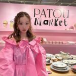 Tomomi Itano Instagram - 大好きなPATOU POP UPへ🩷🎀🦩 日本初のパトゥマーケットなの ピンクの世界観がタイプすぎました PATOUのTシャツやキャップに名前も入れれるんだよ🫶🏻 tomoって入れてもらった🎟️ そして、私のお母さん的存在（お母さんって言われたら怒られる😳） だいすきな、タキさん💕 阪急うめだ本店3階 に 4月2日まで期間限定OPEN中🌷 #Patoumarket #Patouxhenricharpentier #パトゥマーケット #パトゥxアンリシャルパンティエ