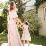 Tomomi Itano Instagram - 形違いのピンク&ホワイトdressもあります🎀 ホワイトのdressリボンはベビママどっちも黒です🫶🏻 今サンプルでベビのリボンがホワイトですが、ブラックになります🖤 ベビのdressサイズ展開は　85 95 105 です🍓 ベビがいない方もdressめっちゃ可愛いので、ぜひ♪ New dress販売は、29日今週金曜日17時STARTです🩰🧴🎟️ @babyrosyluce #BabyRosyluce #ベビママ