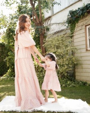 Tomomi Itano Instagram - 形違いのピンク&ホワイトdressもあります🎀
ホワイトのdressリボンはベビママどっちも黒です🫶🏻
今サンプルでベビのリボンがホワイトですが、ブラックになります🖤

ベビのdressサイズ展開は　85  95  105  です🍓

ベビがいない方もdressめっちゃ可愛いので、ぜひ♪

New dress販売は、29日今週金曜日17時STARTです🩰🧴🎟️

@babyrosyluce 
#BabyRosyluce
#ベビママ