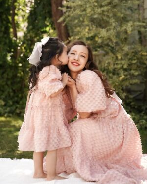 Tomomi Itano Instagram - 形違いのピンク&ホワイトdressもあります🎀
ホワイトのdressリボンはベビママどっちも黒です🫶🏻
今サンプルでベビのリボンがホワイトですが、ブラックになります🖤

ベビのdressサイズ展開は　85  95  105  です🍓

ベビがいない方もdressめっちゃ可愛いので、ぜひ♪

New dress販売は、29日今週金曜日17時STARTです🩰🧴🎟️

@babyrosyluce 
#BabyRosyluce
#ベビママ