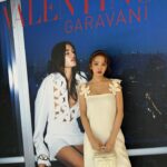 Tomomi Itano Instagram – Valentino L’École Collection 
pop up store  at IZA Tokyo

ひと足早く🖤素敵なコレクションでした。

中でも、私が着てるドレスの肩のストラップ部分が花モチーフのデザインで
今季のコレクションの様々な部分にこのデザインが施されていました
ほんとに、可愛かった😳

何枚目がすき？🗝💭

明日4月14日～5月16日（木）
11時ー20時
 
ＩＺＡ Tokyo 1F
東京都港区南青山5-8-3
03-3486-0013
 

#ValentinoLÉcole
#VALENTINOxIZA 
#IZA
#IZATokyo
＠iza_official
@tanakataki