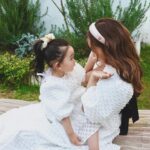 Tomomi Itano Instagram - 形違いのピンク&ホワイトdressもあります🎀 ホワイトのdressリボンはベビママどっちも黒です🫶🏻 今サンプルでベビのリボンがホワイトですが、ブラックになります🖤 ベビのdressサイズ展開は　85 95 105 です🍓 ベビがいない方もdressめっちゃ可愛いので、ぜひ♪ New dress販売は、29日今週金曜日17時STARTです🩰🧴🎟️ @babyrosyluce #BabyRosyluce #ベビママ