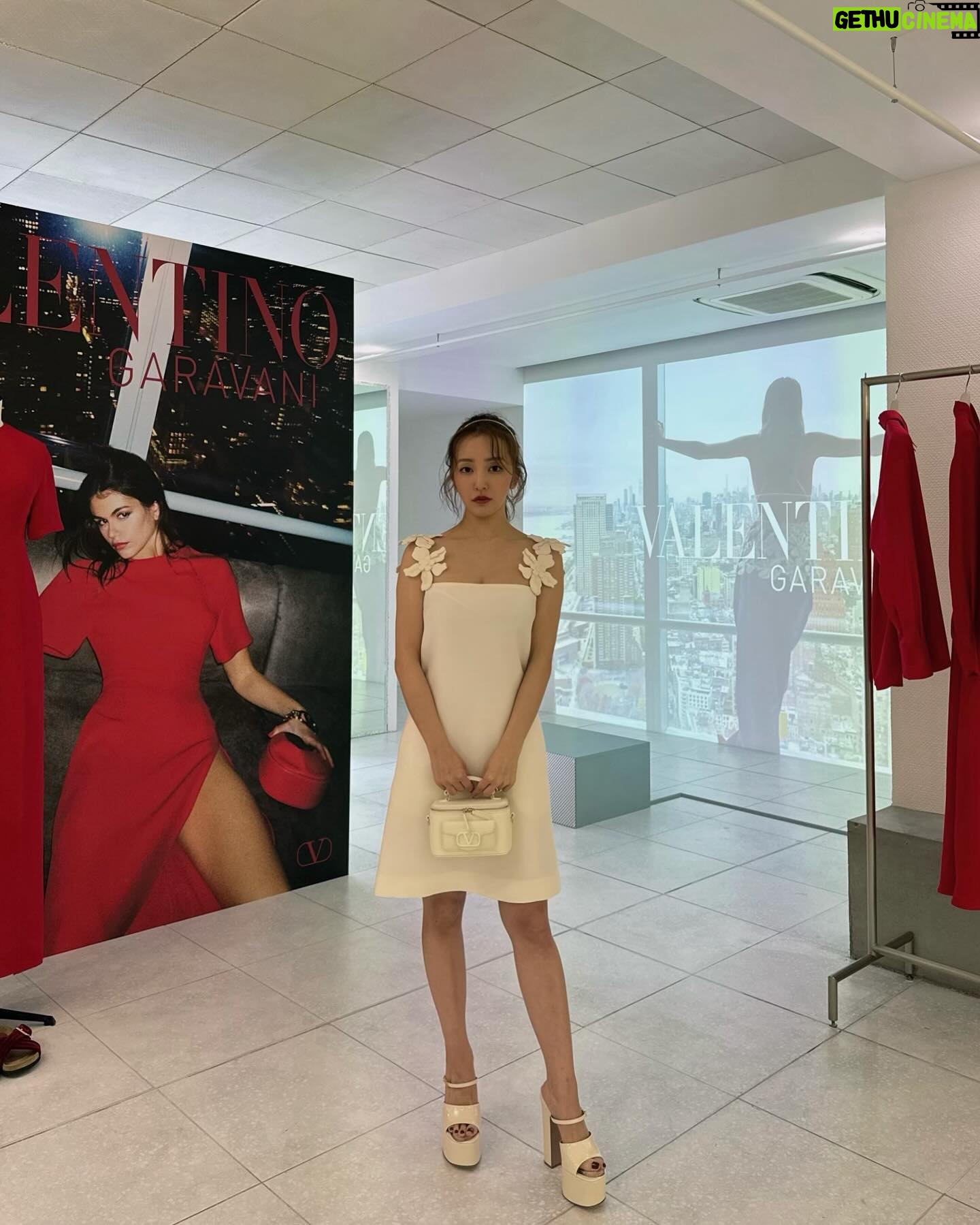 Tomomi Itano Instagram - Valentino L’École Collection pop up store at IZA Tokyo ひと足早く🖤素敵なコレクションでした。 中でも、私が着てるドレスの肩のストラップ部分が花モチーフのデザインで 今季のコレクションの様々な部分にこのデザインが施されていました ほんとに、可愛かった😳 何枚目がすき?🗝💭 明日4月14日~5月16日(木) 11時ー20時 IZA Tokyo 1F 東京都港区南青山5-8-3 03-3486-0013 #ValentinoLÉcole #VALENTINOxIZA #IZA #IZATokyo @iza_official @tanakataki