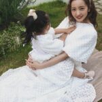 Tomomi Itano Instagram - 形違いのピンク&ホワイトdressもあります🎀 ホワイトのdressリボンはベビママどっちも黒です🫶🏻 今サンプルでベビのリボンがホワイトですが、ブラックになります🖤 ベビのdressサイズ展開は　85 95 105 です🍓 ベビがいない方もdressめっちゃ可愛いので、ぜひ♪ New dress販売は、29日今週金曜日17時STARTです🩰🧴🎟️ @babyrosyluce #BabyRosyluce #ベビママ
