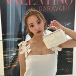 Tomomi Itano Instagram – Valentino L’École Collection 
pop up store  at IZA Tokyo

ひと足早く🖤素敵なコレクションでした。

中でも、私が着てるドレスの肩のストラップ部分が花モチーフのデザインで
今季のコレクションの様々な部分にこのデザインが施されていました
ほんとに、可愛かった😳

何枚目がすき？🗝💭

明日4月14日～5月16日（木）
11時ー20時
 
ＩＺＡ Tokyo 1F
東京都港区南青山5-8-3
03-3486-0013
 

#ValentinoLÉcole
#VALENTINOxIZA 
#IZA
#IZATokyo
＠iza_official
@tanakataki