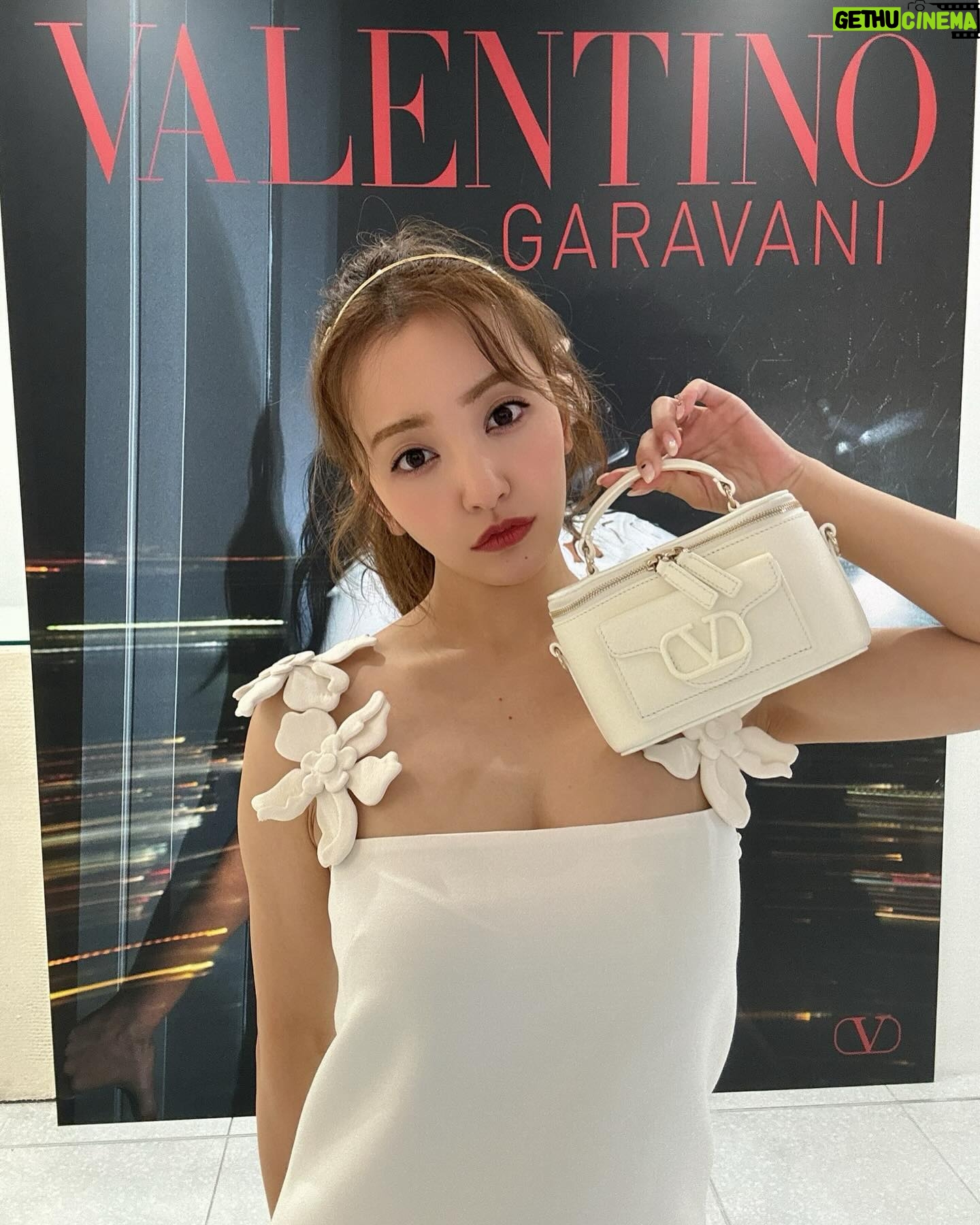 Tomomi Itano Instagram - Valentino L’École Collection pop up store at IZA Tokyo ひと足早く🖤素敵なコレクションでした。 中でも、私が着てるドレスの肩のストラップ部分が花モチーフのデザインで 今季のコレクションの様々な部分にこのデザインが施されていました ほんとに、可愛かった😳 何枚目がすき?🗝💭 明日4月14日~5月16日(木) 11時ー20時 IZA Tokyo 1F 東京都港区南青山5-8-3 03-3486-0013 #ValentinoLÉcole #VALENTINOxIZA #IZA #IZATokyo @iza_official @tanakataki