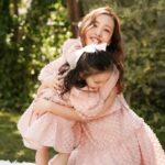 Tomomi Itano Instagram - 形違いのピンク&ホワイトdressもあります🎀 ホワイトのdressリボンはベビママどっちも黒です🫶🏻 今サンプルでベビのリボンがホワイトですが、ブラックになります🖤 ベビのdressサイズ展開は　85 95 105 です🍓 ベビがいない方もdressめっちゃ可愛いので、ぜひ♪ New dress販売は、29日今週金曜日17時STARTです🩰🧴🎟️ @babyrosyluce #BabyRosyluce #ベビママ