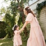 Tomomi Itano Instagram - 形違いのピンク&ホワイトdressもあります🎀 ホワイトのdressリボンはベビママどっちも黒です🫶🏻 今サンプルでベビのリボンがホワイトですが、ブラックになります🖤 ベビのdressサイズ展開は　85 95 105 です🍓 ベビがいない方もdressめっちゃ可愛いので、ぜひ♪ New dress販売は、29日今週金曜日17時STARTです🩰🧴🎟️ @babyrosyluce #BabyRosyluce #ベビママ