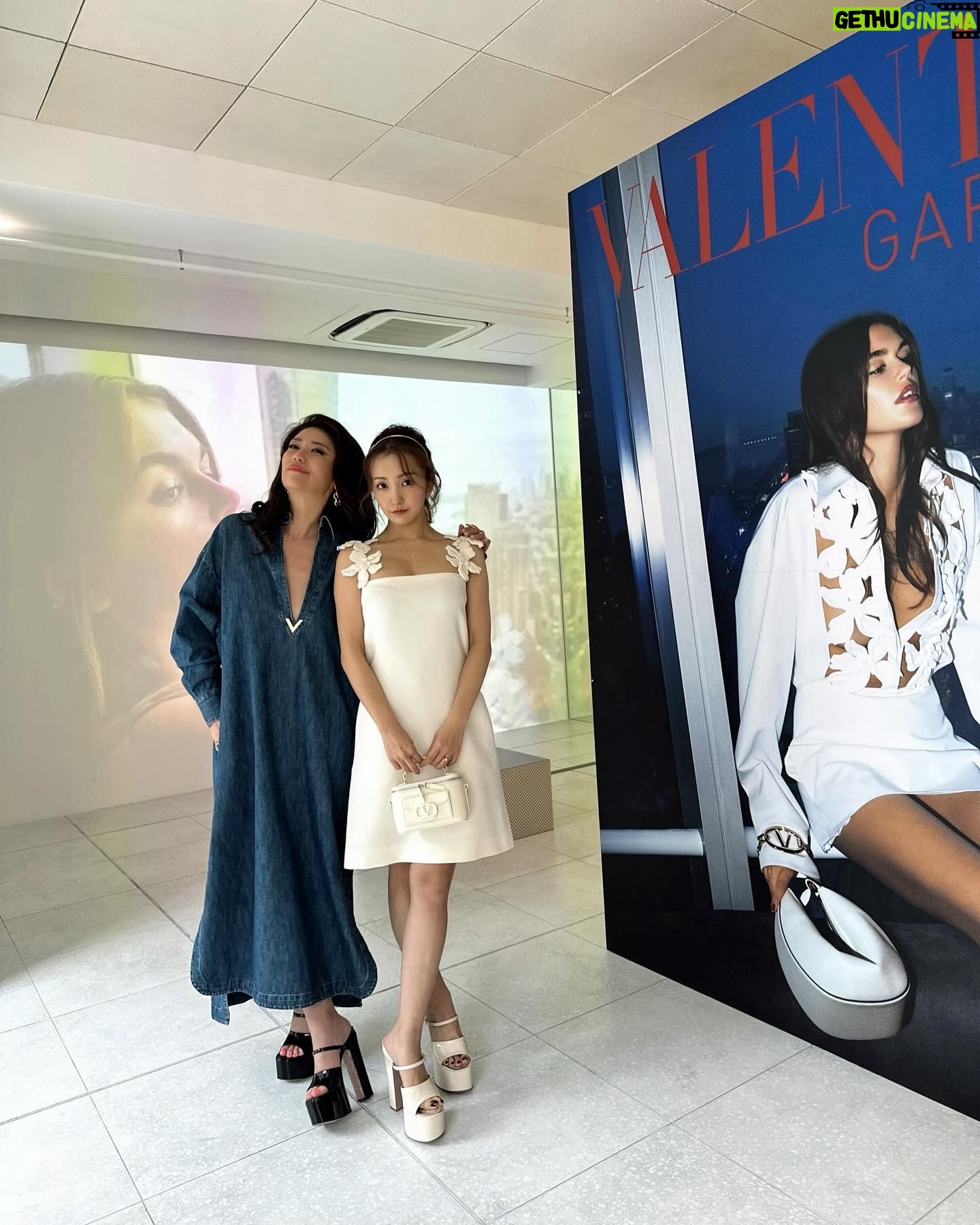 Tomomi Itano Instagram - Valentino L’École Collection pop up store at IZA Tokyo ひと足早く🖤素敵なコレクションでした。 中でも、私が着てるドレスの肩のストラップ部分が花モチーフのデザインで 今季のコレクションの様々な部分にこのデザインが施されていました ほんとに、可愛かった😳 何枚目がすき?🗝💭 明日4月14日~5月16日(木) 11時ー20時 IZA Tokyo 1F 東京都港区南青山5-8-3 03-3486-0013 #ValentinoLÉcole #VALENTINOxIZA #IZA #IZATokyo @iza_official @tanakataki