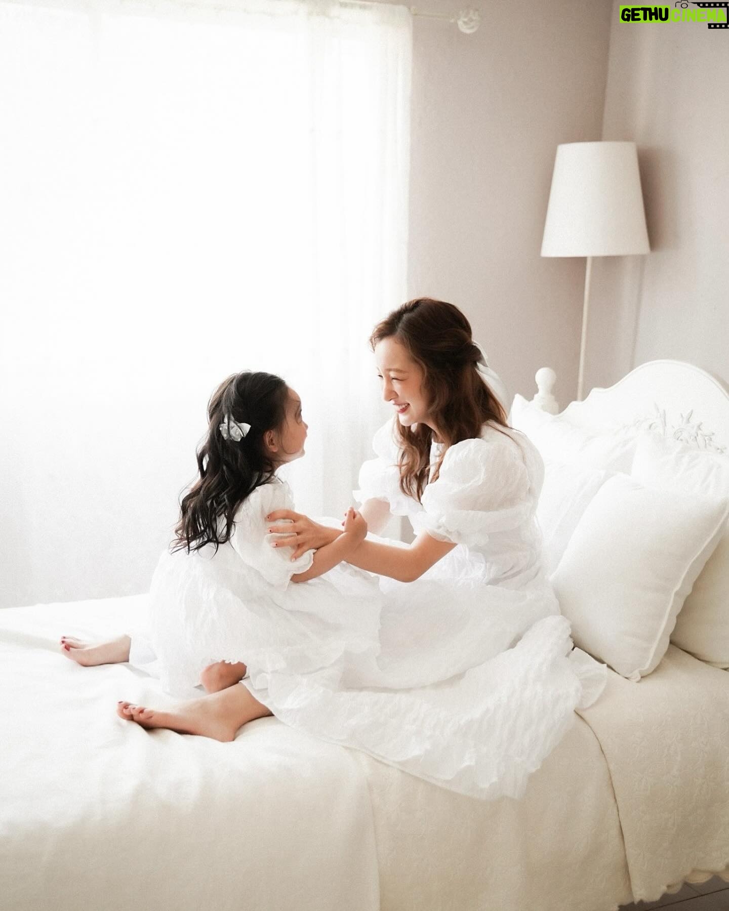 Tomomi Itano Instagram - mom & baby 🎀 【Baby Rosyluce】 今週29日(金)発売決定🪽 そしてそして、そのベビママdressや “𝐑𝐨𝐬𝐲 𝐒𝐒 𝐂𝐨𝐥𝐥𝐞𝐜𝐭𝐢𝐨𝐧“が実際に見れちゃう 春のイベントが決まりましたう🌹 何枚目がすき?🫶🏻 詳細はこちら 【𝐑𝐨𝐬𝐲 𝐥𝐮𝐜𝐞】 *春の新作スペシャルイベント*💐 ●日時: 4/20(土)21(日) ●場所: PLAZA NEWSSTAND 赤坂店店内 大人気フラワードレスをはじめ、 リボンや赤•ピンクをベースに Rosyらしさ全開の新作をお届け🩷🧁🩰 そして今回は、 ママベビお揃いシリーズ 【𝐁𝐚𝐛𝐲 𝐑𝐨𝐬𝐲 𝐥𝐮𝐜𝐞】の初お披露目も🎀 是非お子様といらしてください♪ •••••••••••••••••••••• SPECIALコラボ Rosy luce × PLAZA フォトジェニックな街並みが広がる 赤坂の「PLAZA」とのスペシャルコラボが実現しました🎪 今回のpopupテーマは「𝐃𝐈𝐍𝐄𝐑」🛼 Rosy luceが提案する プロダクトとRosy DINERの空間を通して アパレルブランドというバイアスに縛られず、 エンターテイメントの世界をお楽しみ頂きたい。 ワクワクドキドキする非日常の空間をお楽しみ頂きたい。 そんな想いでイベントを制作しています🪽 •••••••••••••••••••••• 事前予約を頂いたお客様には 優先的にご入場いただけます🎟✨ ▪️ご予約受付期間 本日!!! 3/26(火)18:00-3/29(金)18:00迄 インスタプロフィールをCLICK☝️ ———————— 新作のお洋服を 実際にご覧いただきながら ディレクター板野友美に相談したり トークしたり…etc 特典も沢山ご用意しています🎟️ お一人で♡お友達と♡ 大切な人と♡親子で♡家族で♡ 皆さまのご来場お待ちしております📰☁⸒⸒🕊️ ※予約入場枠に関して、 会場の混み具合によりお待ちいただくこともございます。 予めご了承ください。 混雑具合により、入れ替えの時間が変わります。 ※今回のPOPUPはショールーム形式となります。商品をお買い上げの際はPLAZA ONLINE STOREをご利用いただき、後日お届けいたします。 ご協力の程よろしくお願いいたします。 #Rosyluce #babyrosy #ベビママ #春のイベント