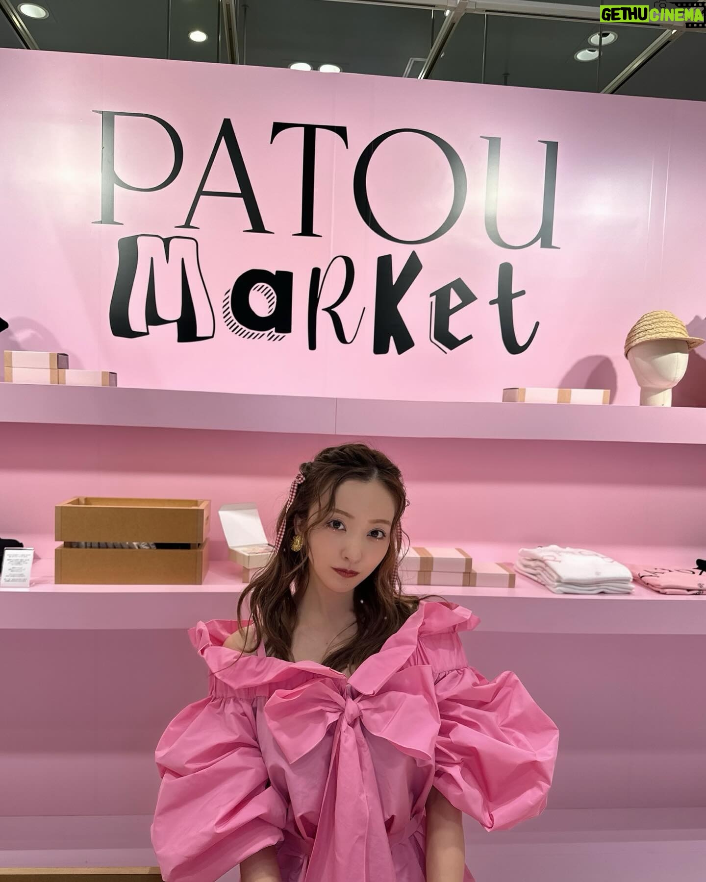 Tomomi Itano Instagram - 大好きなPATOU POP UPへ🩷🎀🦩 日本初のパトゥマーケットなの ピンクの世界観がタイプすぎました PATOUのTシャツやキャップに名前も入れれるんだよ🫶🏻 tomoって入れてもらった🎟️ そして、私のお母さん的存在(お母さんって言われたら怒られる😳) だいすきな、タキさん💕 阪急うめだ本店3階 に 4月2日まで期間限定OPEN中🌷 #Patoumarket #Patouxhenricharpentier #パトゥマーケット #パトゥxアンリシャルパンティエ