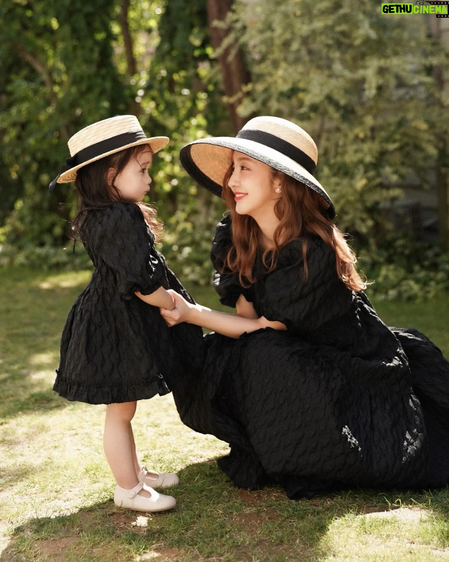 Tomomi Itano Instagram - mom & baby 🎀 【Baby Rosyluce】 今週29日(金)発売決定🪽 そしてそして、そのベビママdressや “𝐑𝐨𝐬𝐲 𝐒𝐒 𝐂𝐨𝐥𝐥𝐞𝐜𝐭𝐢𝐨𝐧“が実際に見れちゃう 春のイベントが決まりましたう🌹 何枚目がすき?🫶🏻 詳細はこちら 【𝐑𝐨𝐬𝐲 𝐥𝐮𝐜𝐞】 *春の新作スペシャルイベント*💐 ●日時: 4/20(土)21(日) ●場所: PLAZA NEWSSTAND 赤坂店店内 大人気フラワードレスをはじめ、 リボンや赤•ピンクをベースに Rosyらしさ全開の新作をお届け🩷🧁🩰 そして今回は、 ママベビお揃いシリーズ 【𝐁𝐚𝐛𝐲 𝐑𝐨𝐬𝐲 𝐥𝐮𝐜𝐞】の初お披露目も🎀 是非お子様といらしてください♪ •••••••••••••••••••••• SPECIALコラボ Rosy luce × PLAZA フォトジェニックな街並みが広がる 赤坂の「PLAZA」とのスペシャルコラボが実現しました🎪 今回のpopupテーマは「𝐃𝐈𝐍𝐄𝐑」🛼 Rosy luceが提案する プロダクトとRosy DINERの空間を通して アパレルブランドというバイアスに縛られず、 エンターテイメントの世界をお楽しみ頂きたい。 ワクワクドキドキする非日常の空間をお楽しみ頂きたい。 そんな想いでイベントを制作しています🪽 •••••••••••••••••••••• 事前予約を頂いたお客様には 優先的にご入場いただけます🎟✨ ▪️ご予約受付期間 本日!!! 3/26(火)18:00-3/29(金)18:00迄 インスタプロフィールをCLICK☝️ ———————— 新作のお洋服を 実際にご覧いただきながら ディレクター板野友美に相談したり トークしたり…etc 特典も沢山ご用意しています🎟️ お一人で♡お友達と♡ 大切な人と♡親子で♡家族で♡ 皆さまのご来場お待ちしております📰☁⸒⸒🕊️ ※予約入場枠に関して、 会場の混み具合によりお待ちいただくこともございます。 予めご了承ください。 混雑具合により、入れ替えの時間が変わります。 ※今回のPOPUPはショールーム形式となります。商品をお買い上げの際はPLAZA ONLINE STOREをご利用いただき、後日お届けいたします。 ご協力の程よろしくお願いいたします。 #Rosyluce #babyrosy #ベビママ #春のイベント