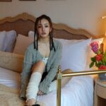 Tomomi Itano Instagram - 1ヶ月ダイエット。 次のお仕事にむけて🧴🩰 最近腰周り痩せないので（この写真には写ってない🙄） 本気で頑張る。とりあえず、ブラデリスの矯正コルセット（かなりきつい） 寝る時以外はつけて、お腹矯正 無駄食い防止してる☁️ オススメダイエットある方は教えてね☺︎
