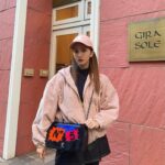 Tomomi Itano Instagram - . なんまいめ？ 🎀🎀🎀 #jacket @celine #skirt @rosyluce #cap @celine #bag @chanelofficial #Fashion #ootd #154cm #友Style