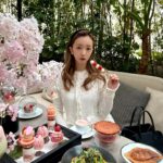 Tomomi Itano Instagram – お花見🌸

なんまいめ？

🍓団子かわい。花より団子🍡

Rosyのシースルージャガードtopsお気に入り🫶🏻

@kimptonshinjukutokyo 

#キンプトン新宿東京
#お花見